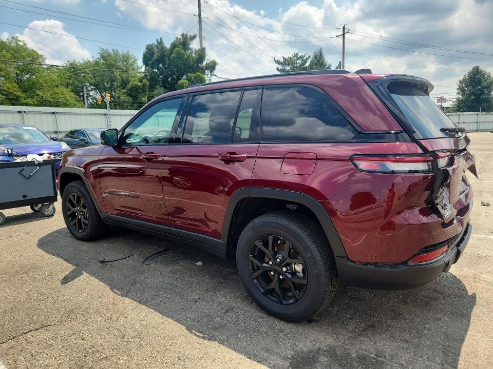2025 JEEP GRAND CHEROKEE LAREDO 2