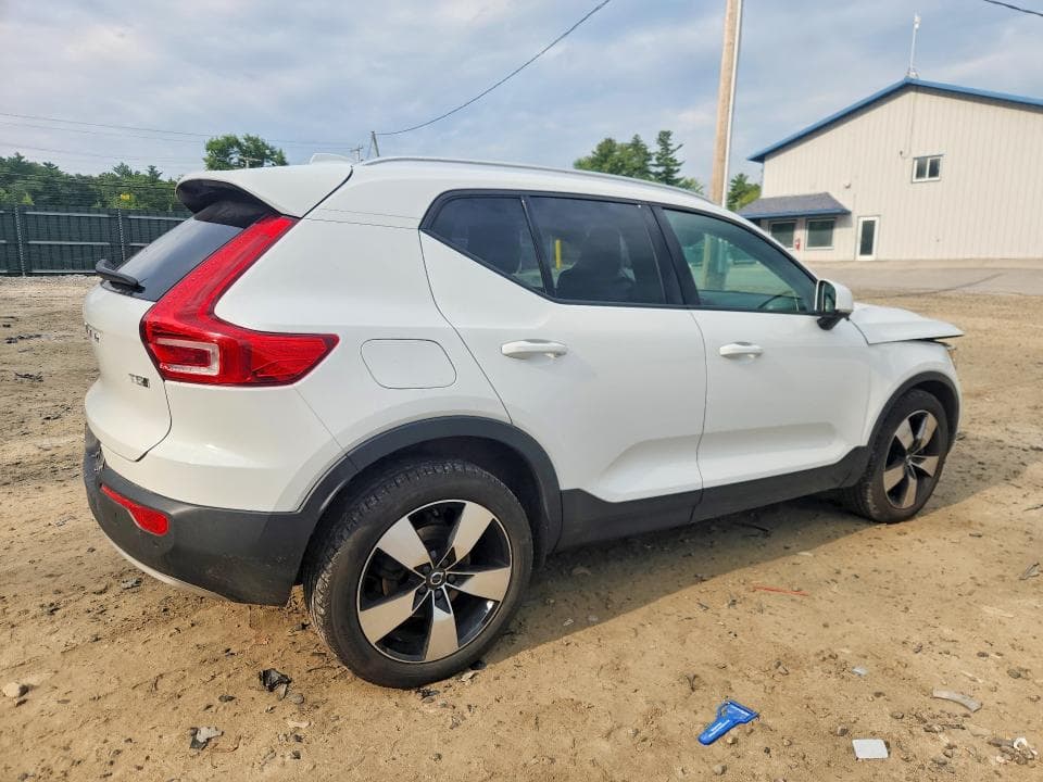 2020 VOLVO XC40 T5 MOMENTUM 3