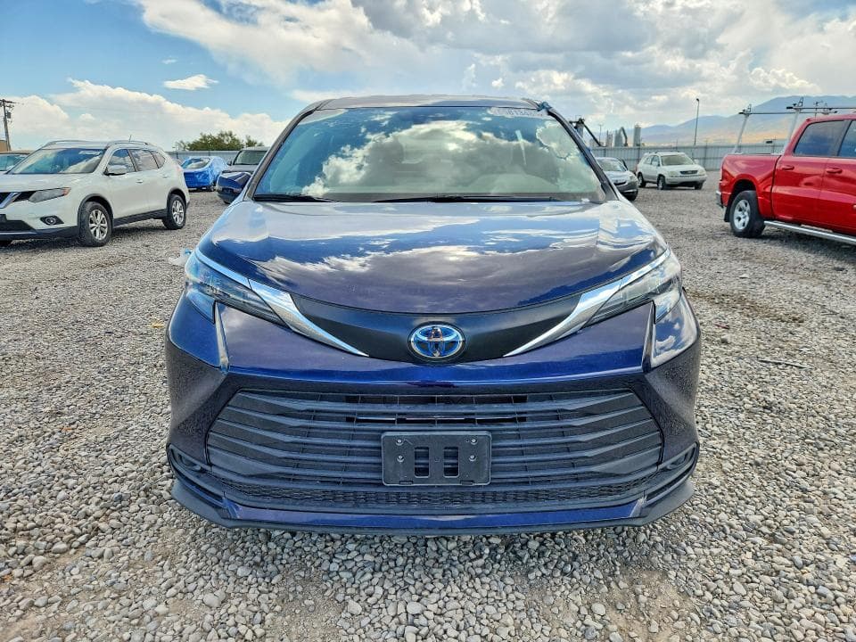 2025 TOYOTA SIENNA LE 8-PASSENGER 5