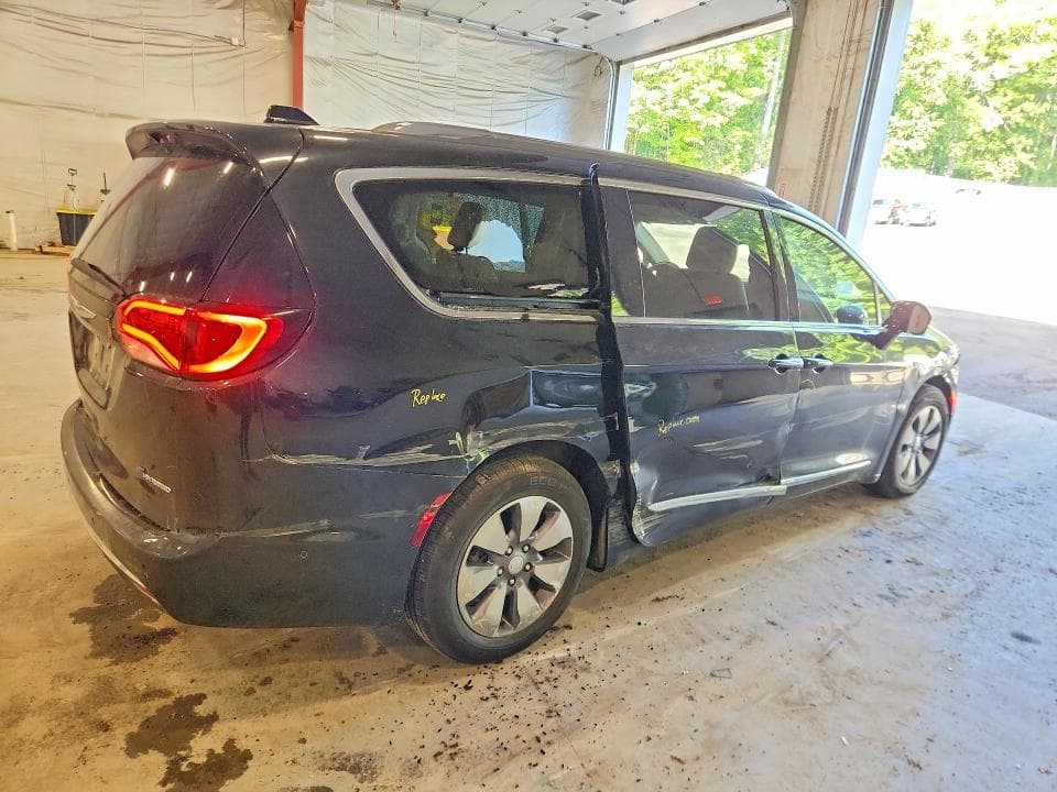 2018 CHRYSLER PACIFICA HYBRID LIMITED 3