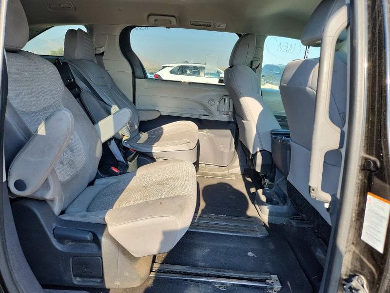2023 TOYOTA SIENNA LE 10
