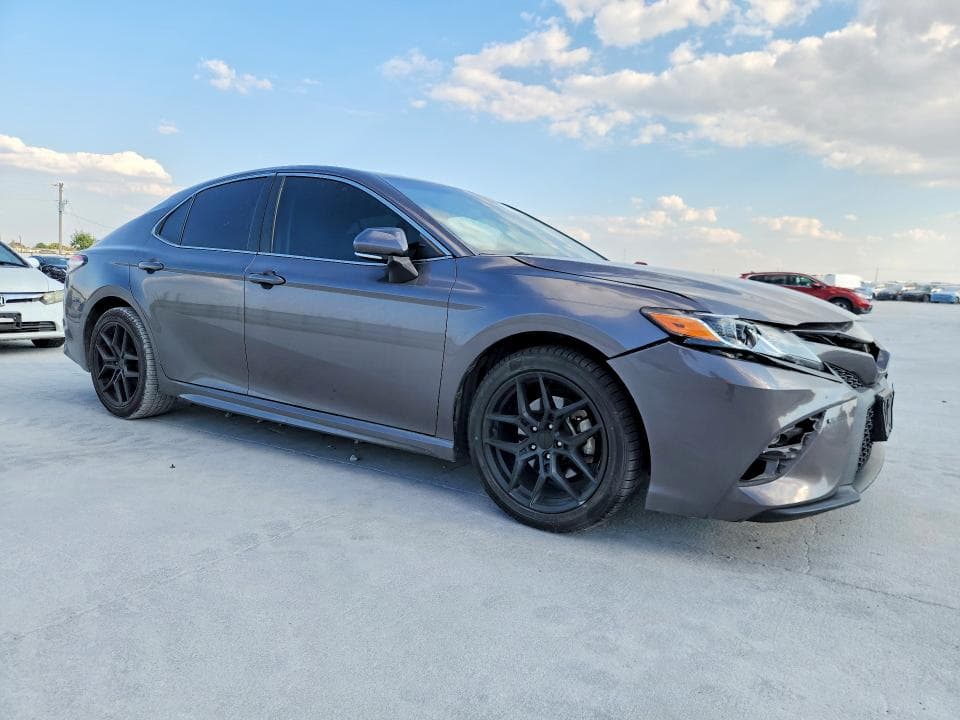 2020 TOYOTA CAMRY SE 4