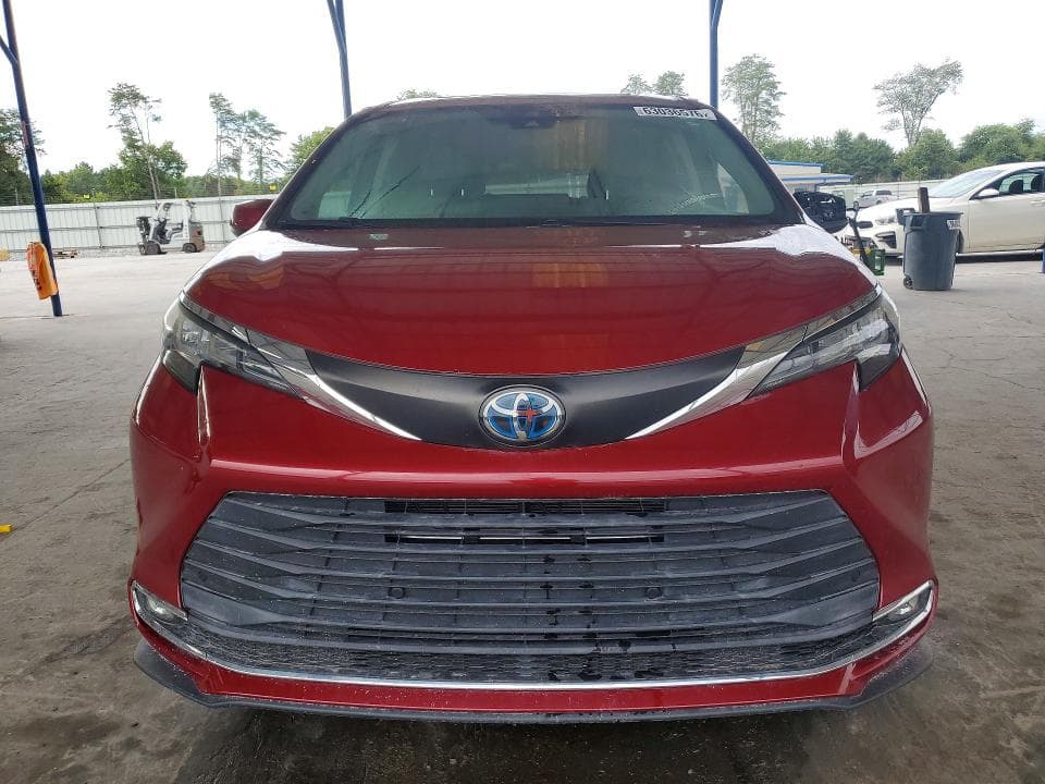 2021 TOYOTA SIENNA XLE 5