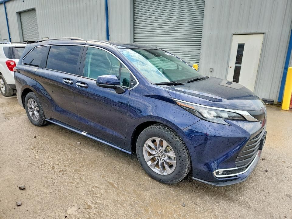 2024 TOYOTA SIENNA XLE 4