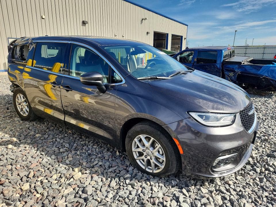 2023 CHRYSLER PACIFICA TOURING L 4