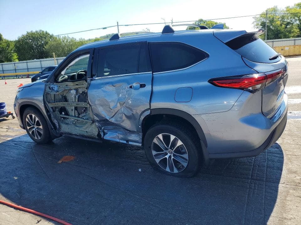 2021 TOYOTA HIGHLANDER XLE 2