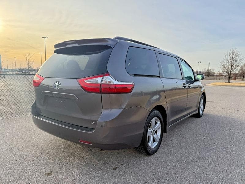 2018 TOYOTA SIENNA LE 4