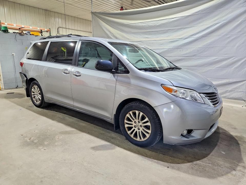 2017 TOYOTA SIENNA XLE 8-PASSENGER 4