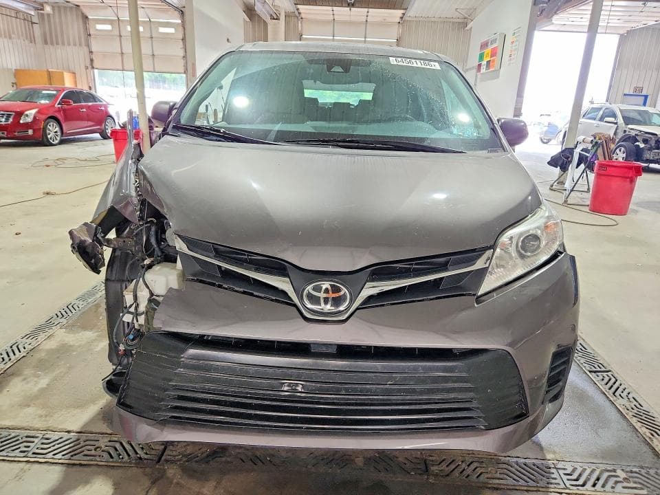 2018 TOYOTA SIENNA LE 5