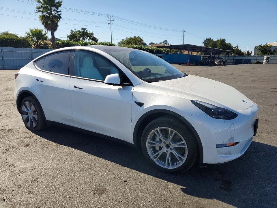 2024 TESLA MODEL Y 4