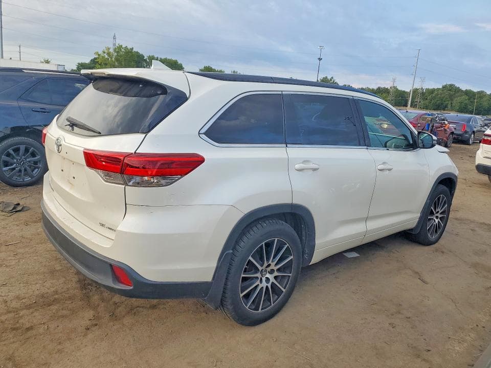 2018 TOYOTA HIGHLANDER SE 3