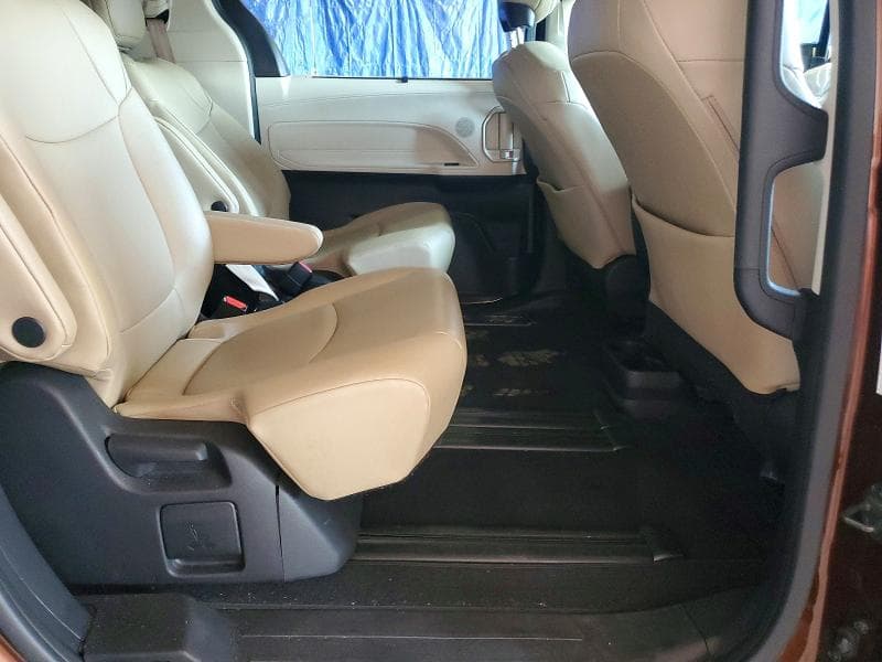 2021 TOYOTA SIENNA XLE 11