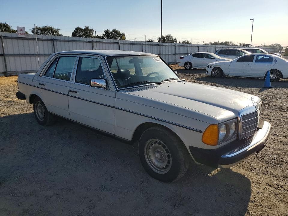 1980 MERCEDES-BENZ 300D 4