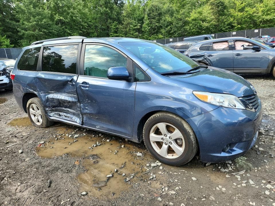 2017 TOYOTA SIENNA LE 4