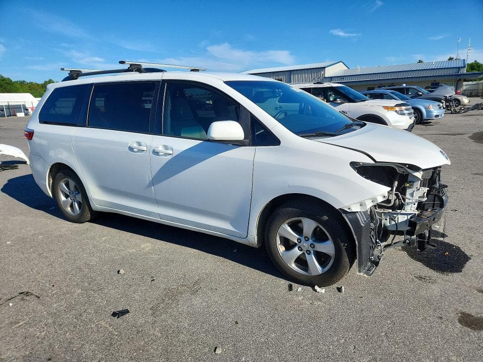 2017 TOYOTA SIENNA LE 4