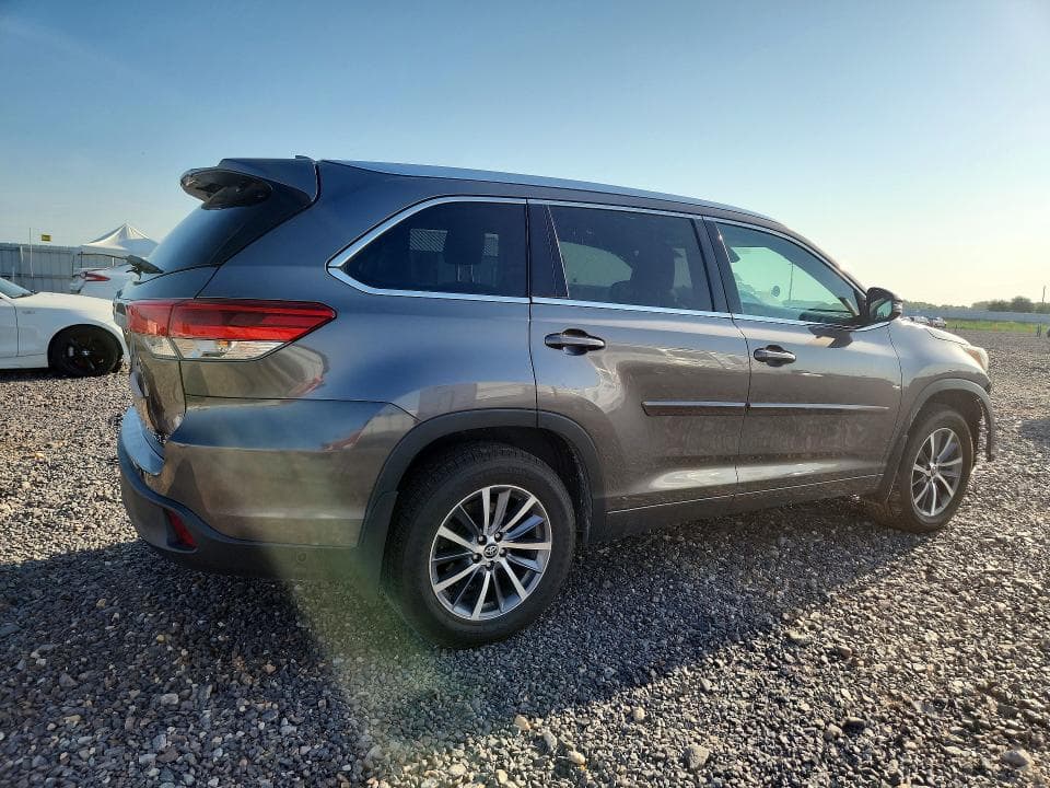 2017 TOYOTA HIGHLANDER XLE 3