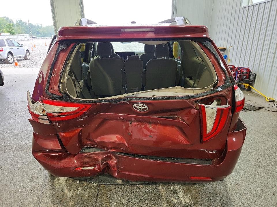 2017 TOYOTA SIENNA LE 6