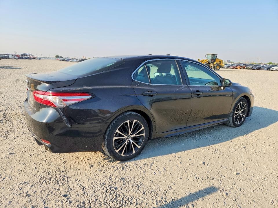 2018 TOYOTA CAMRY SE 3