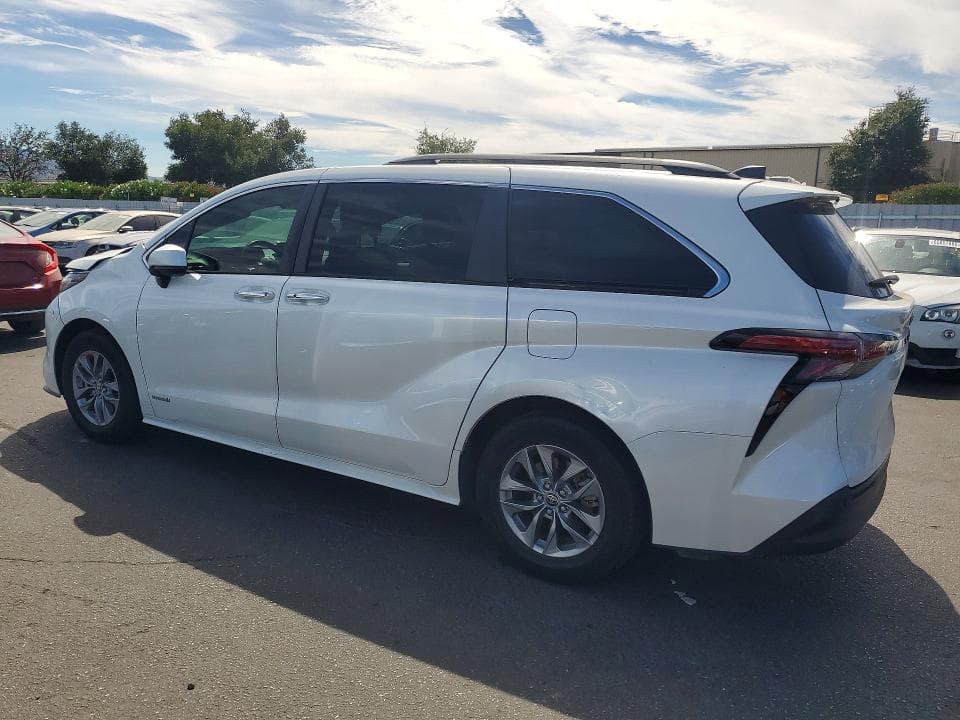 2021 TOYOTA SIENNA XLE 2