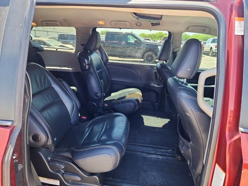 2017 TOYOTA SIENNA SE 11