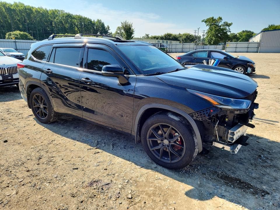 2021 TOYOTA HIGHLANDER XLE 4