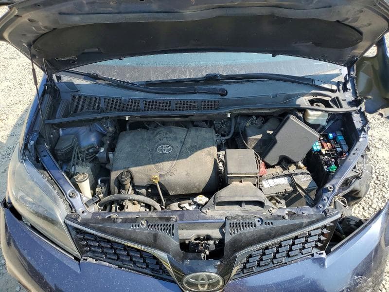 2018 TOYOTA SIENNA SE PREMIUM 8-PASSENGER 12