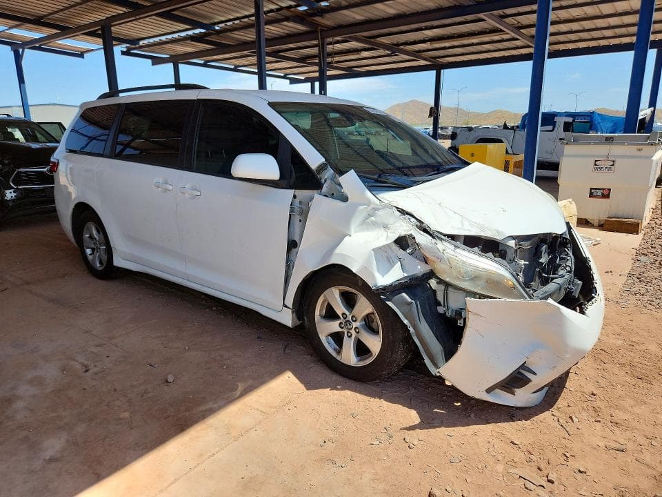 2019 TOYOTA SIENNA LE 4