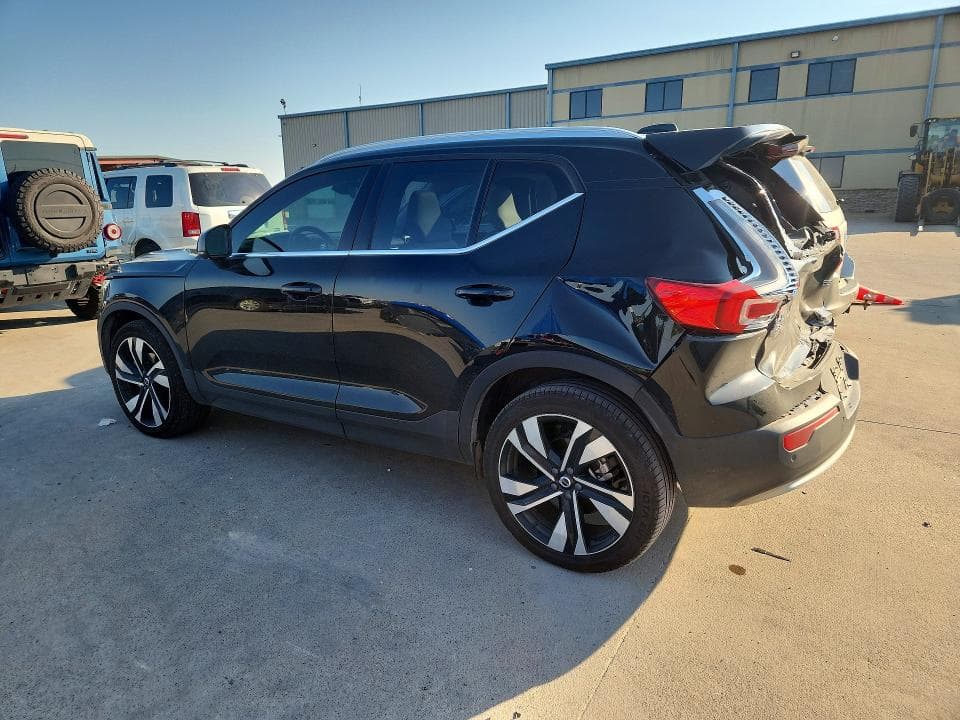 2023 VOLVO XC40 PLUS 2