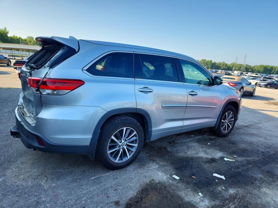 2017 TOYOTA HIGHLANDER XLE 3