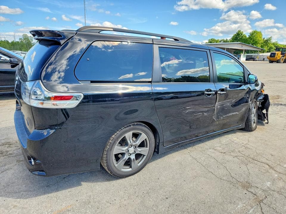 2017 TOYOTA SIENNA SE 3
