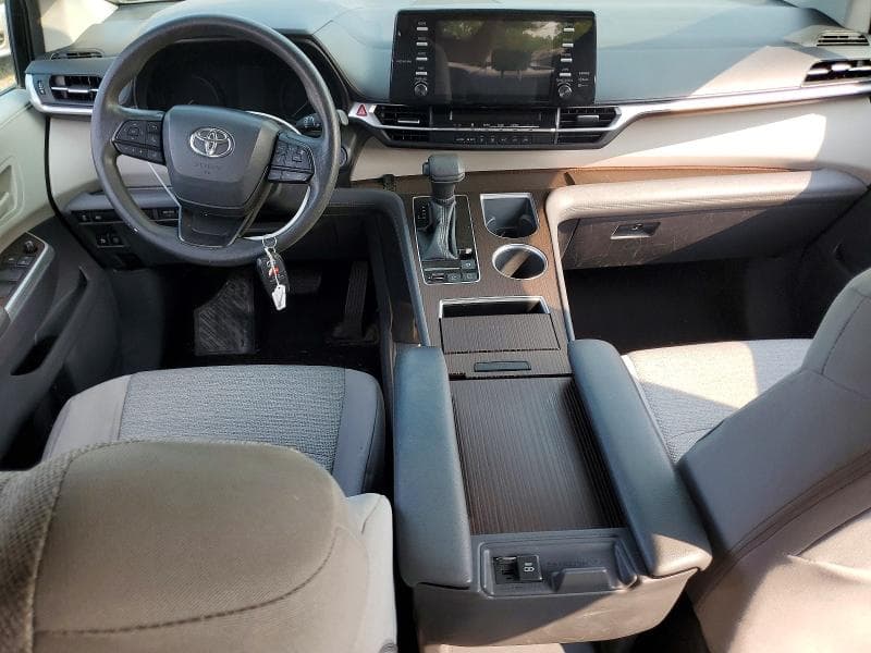 2022 TOYOTA SIENNA LE 8