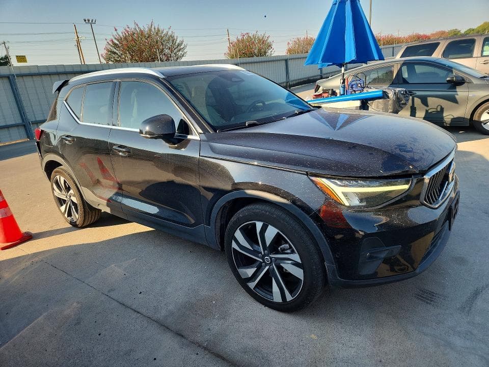 2023 VOLVO XC40 PLUS 4