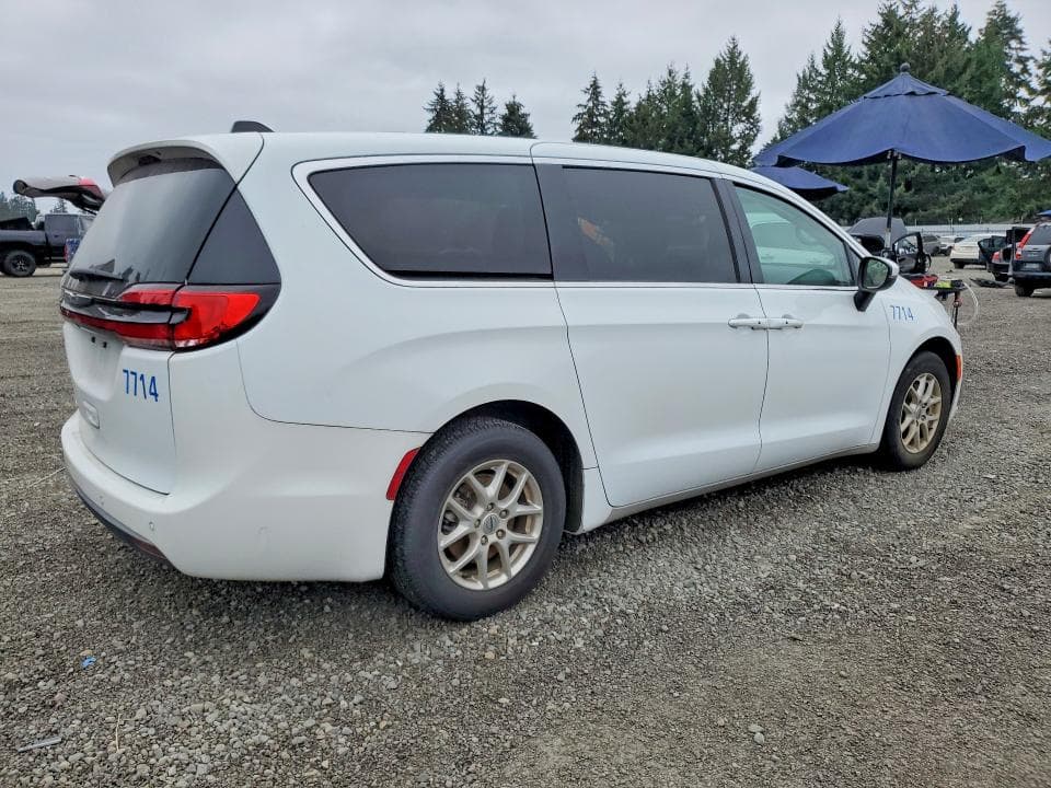 2023 CHRYSLER PACIFICA TOURING L 3