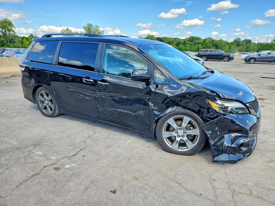 2017 TOYOTA SIENNA SE 4