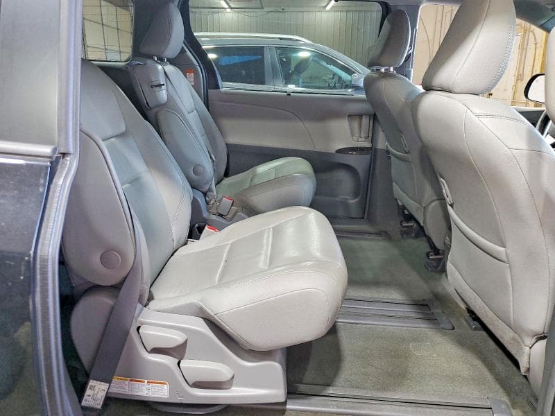2018 TOYOTA SIENNA XLE 8-PASSENGER 11