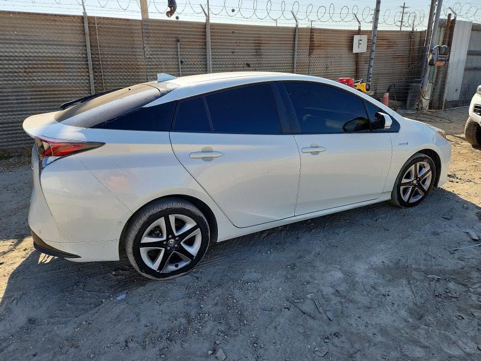 2018 TOYOTA PRIUS THREE TOURING 3