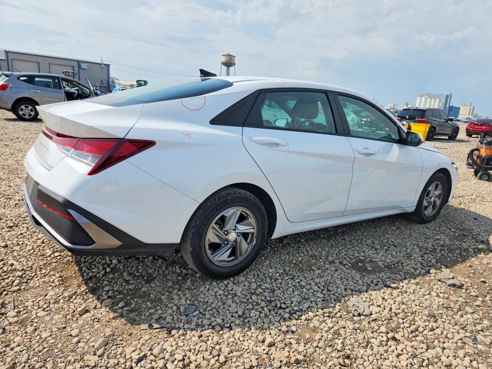 2024 HYUNDAI ELANTRA SE 3