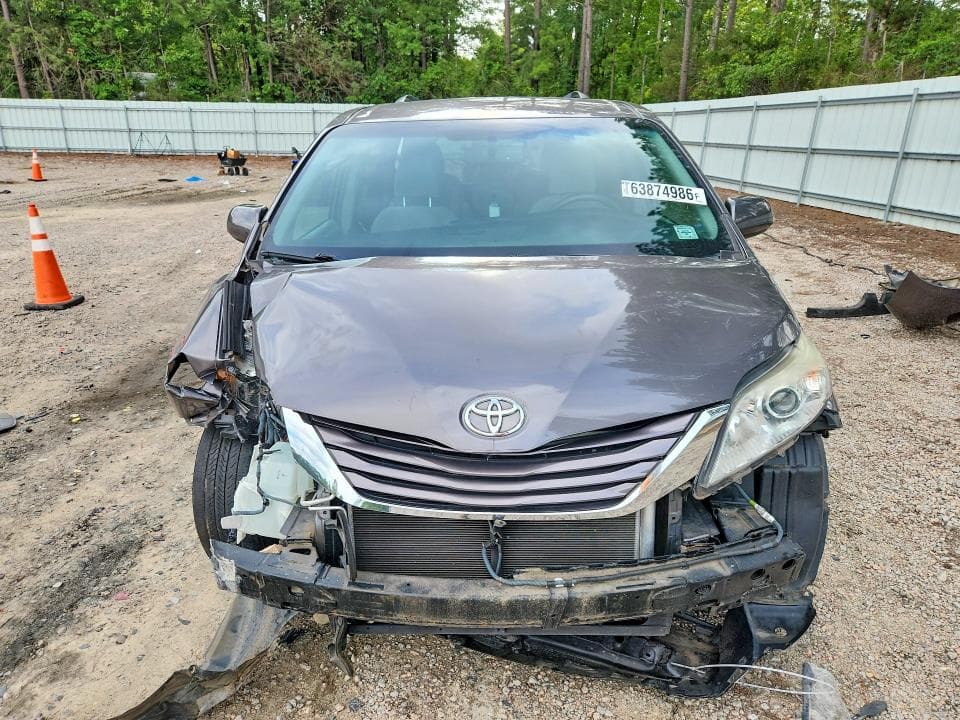 2017 TOYOTA SIENNA LE 5