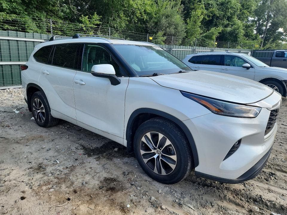 2022 TOYOTA HIGHLANDER XLE 4