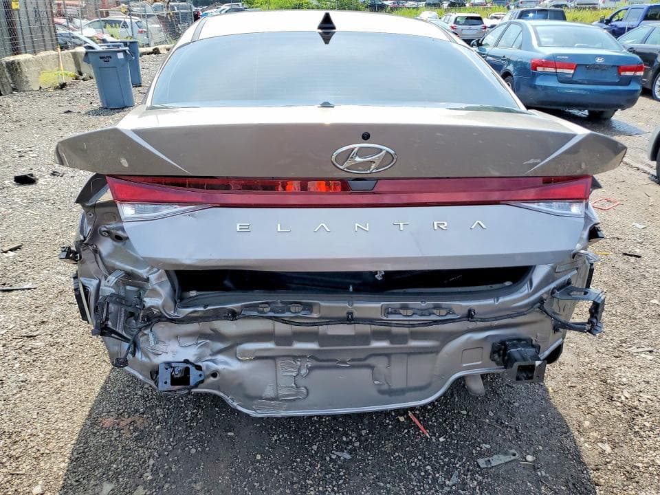 2022 HYUNDAI ELANTRA SE 6