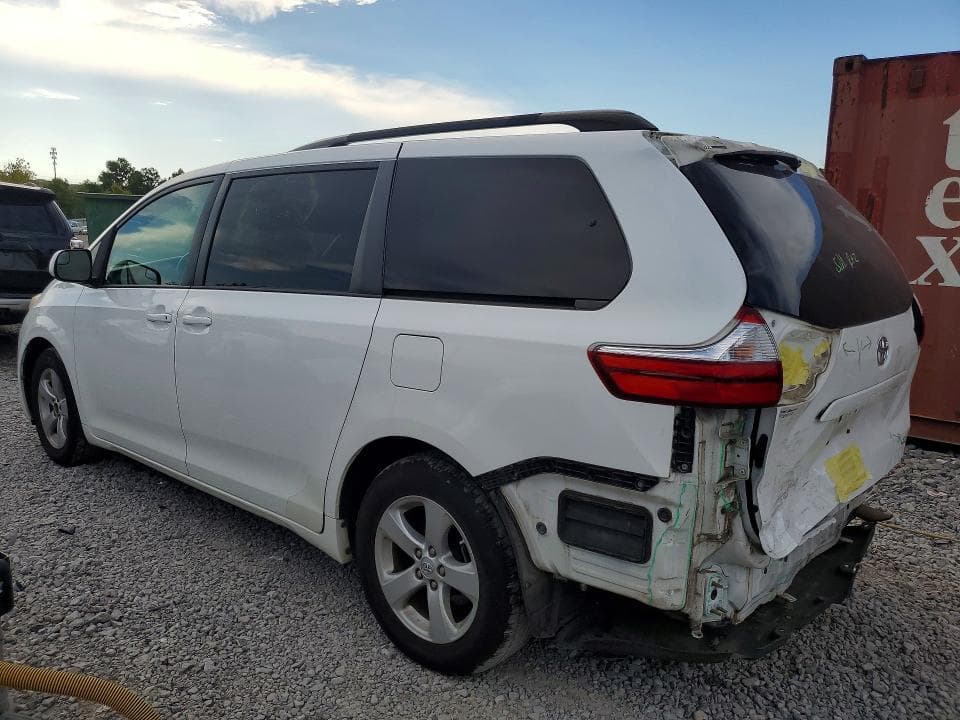 2017 TOYOTA SIENNA LE 2