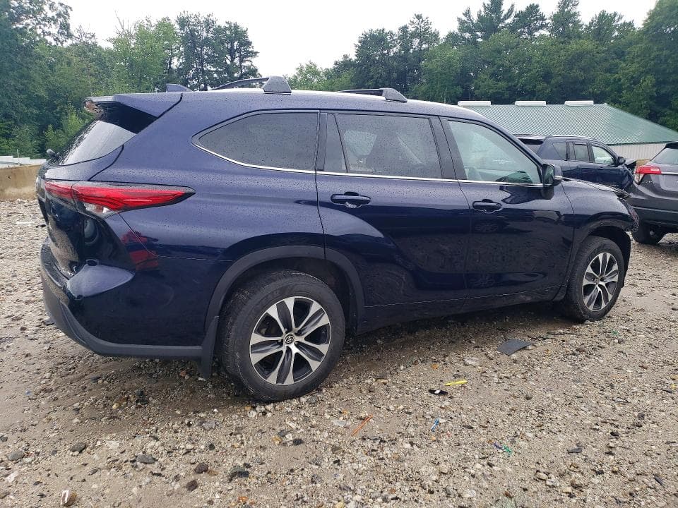 2022 TOYOTA HIGHLANDER XLE 3
