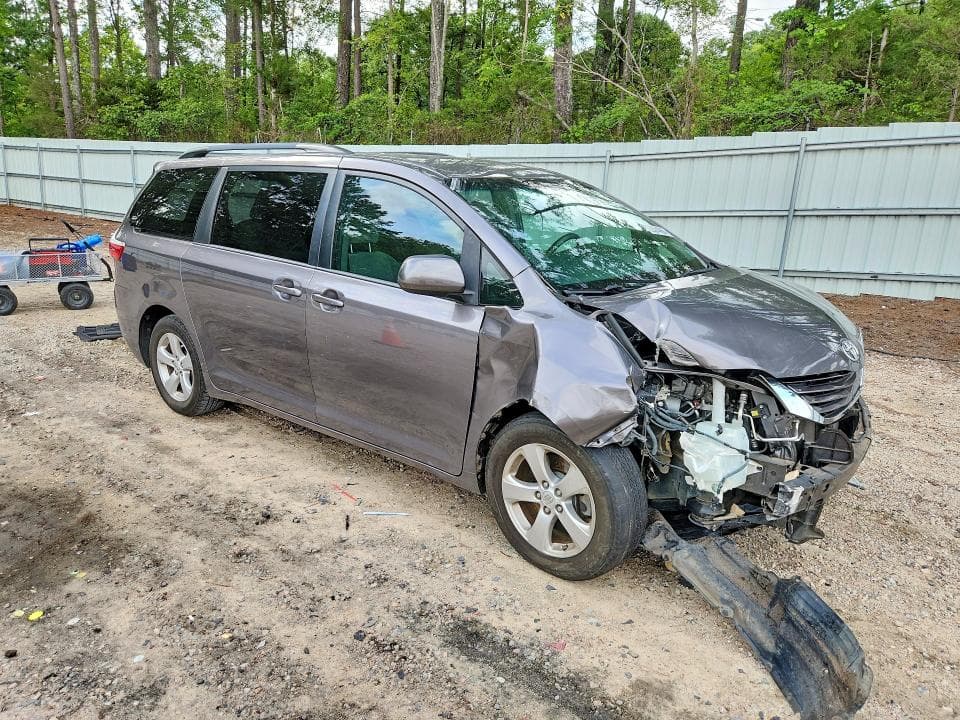 2017 TOYOTA SIENNA LE 4