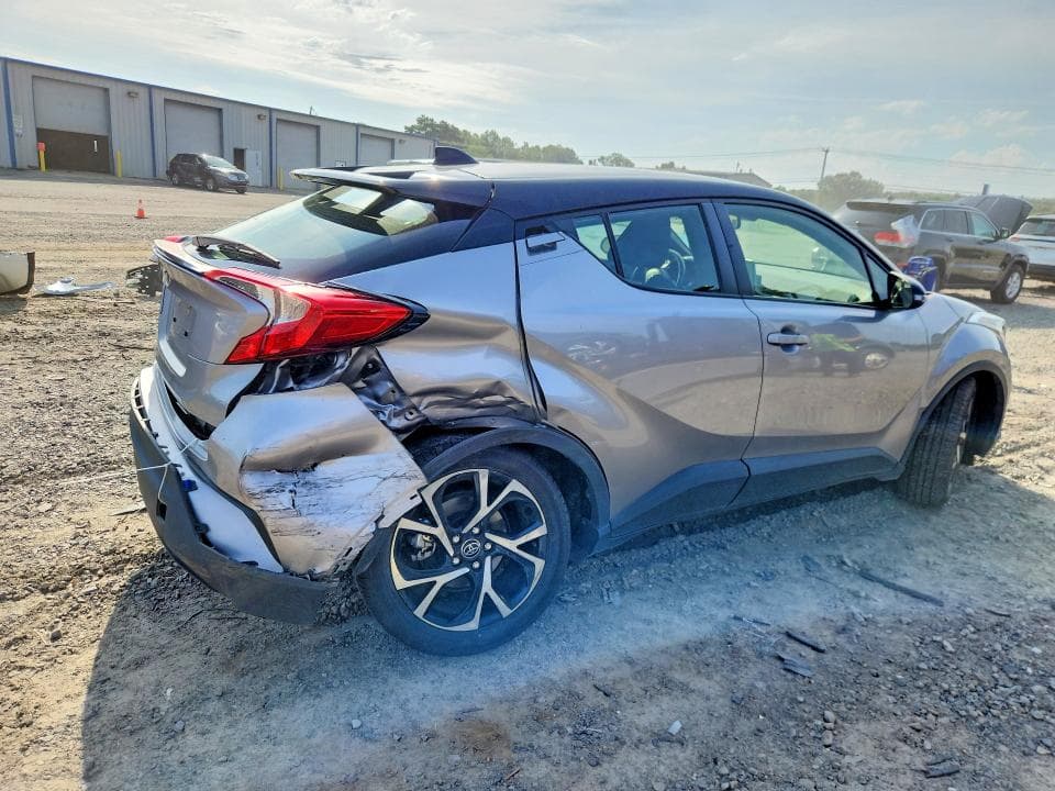 2019 TOYOTA C-HR XLE 3