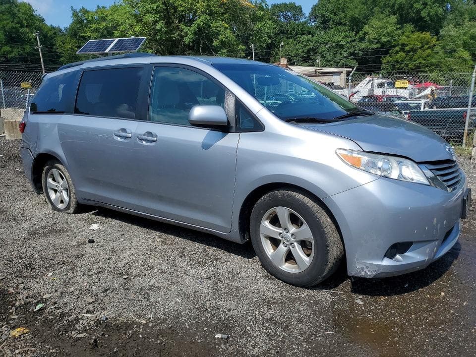 2017 TOYOTA SIENNA LE 4