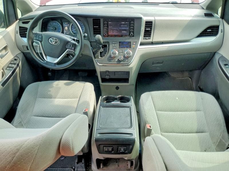 2018 TOYOTA SIENNA LE 8
