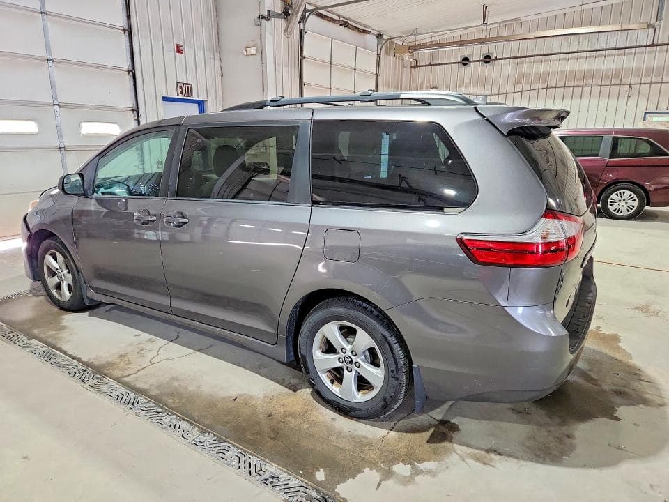 2018 TOYOTA SIENNA LE 2