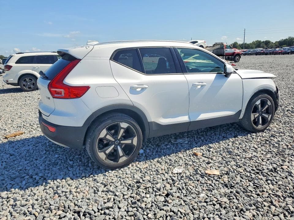 2022 VOLVO XC40 T5 MOMENTUM 3