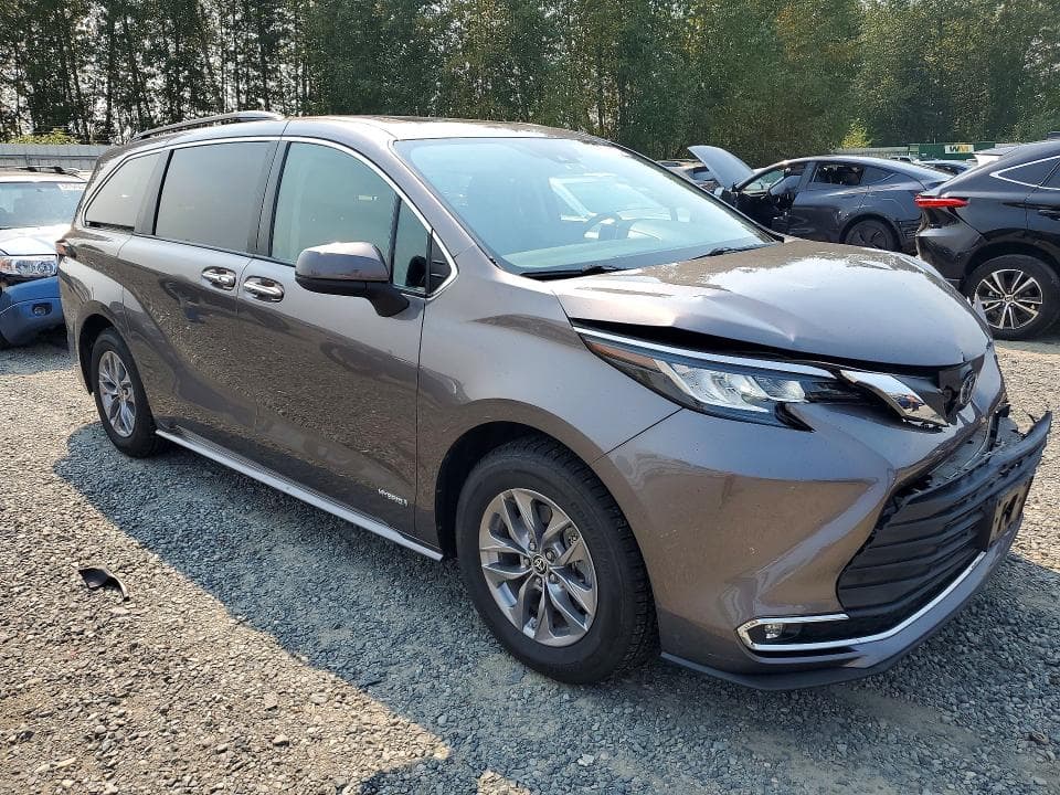 2021 TOYOTA SIENNA XLE 4