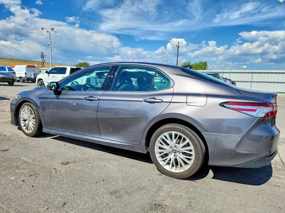 2020 TOYOTA CAMRY XLE 2